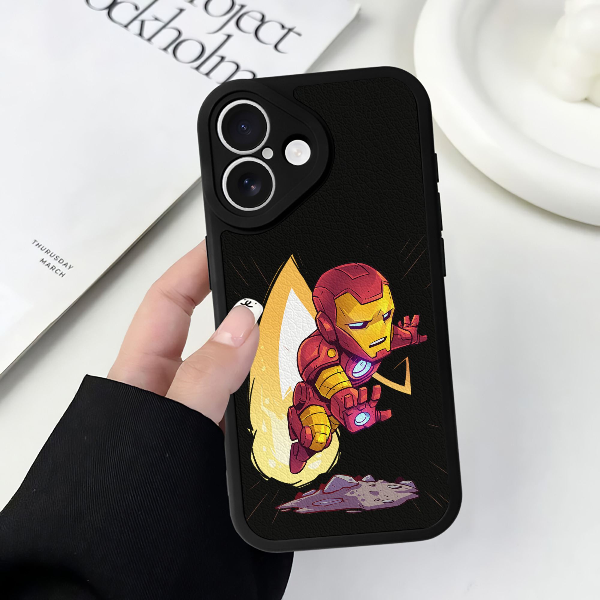 （画像用） アベンジャーズ The Avengers 【iPhone 16シリーズ対応】シリコンスマホケース（レザー調） 材質：シリコン